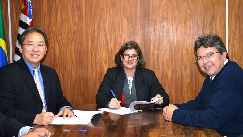 Prefeito Arnaldo com o Deputado Carlão Pignatari e a Secretária Mônika Bergamaschi.