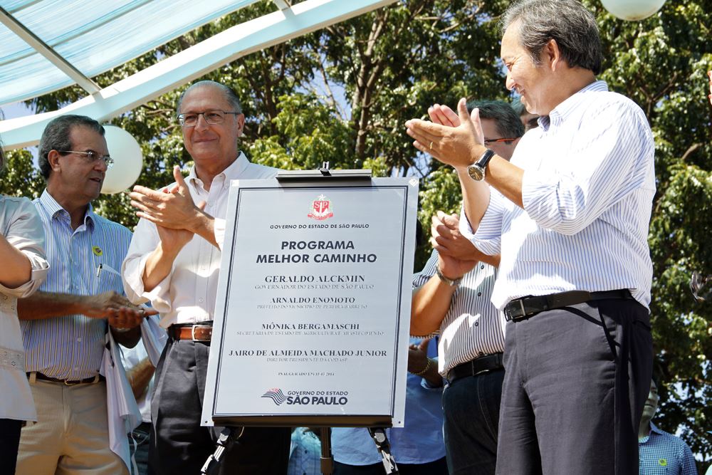 O Governador do Estado, Geraldo Alckmin e o Prefeito de Pereira Barreto, Arnaldo Enomoto, apresentam uma placa simbólica da inauguração
