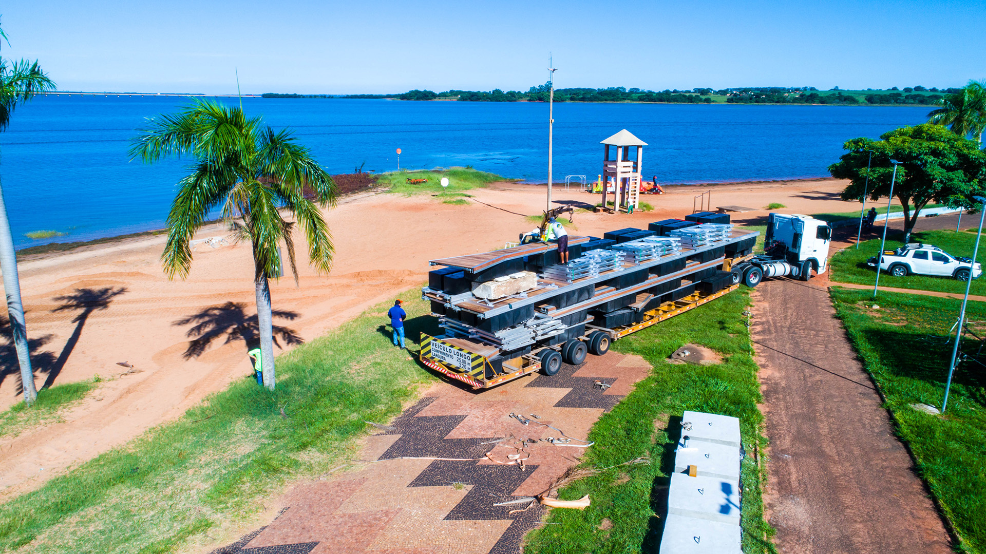 P Er Para Embarca Es Come A A Ser Montado Na Praia P R Do Sol De