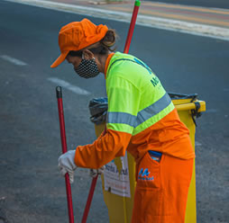 Coletores de lixo e profissionais de limpeza ajudam a manter a cidade limpa e em ordem - Canon EOS REBEL T5i - ISO-200