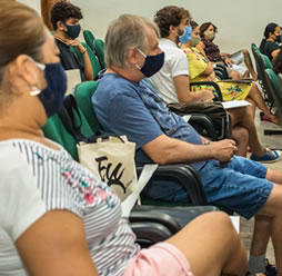 Respeitando as normas de segurança durante uma Palestra - Canon EOS REBEL T5i - ISO-1600