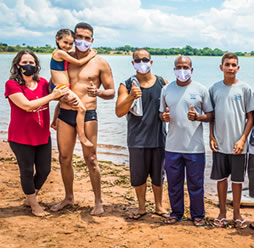 Parte da Equipe de Natação de Pereira Barreto usando na sua maioria mascaras faciais - Canon EOS REBEL T5i - ISO-200