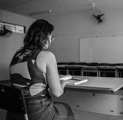 Sala de aula vazia sem alunos - Canon EOS 6D - ISO-1600