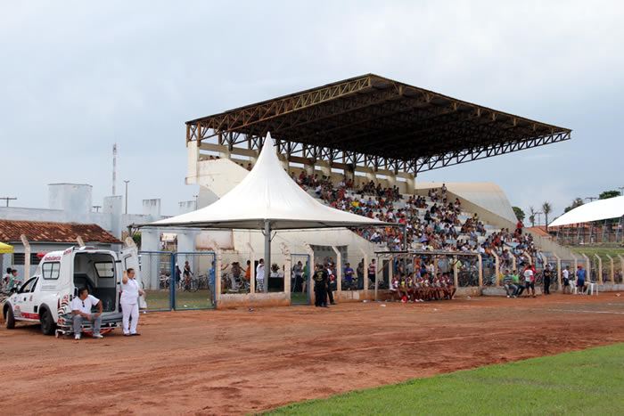 Foto_destaca_a_torcida_na_arquibancadas_do_Estncio_Municipal