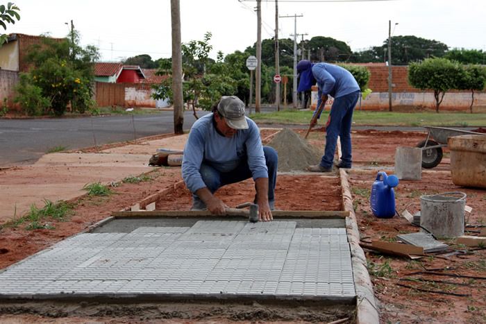 Fncionarios_assentando_o_piso_de_ladrilho_hidraulico