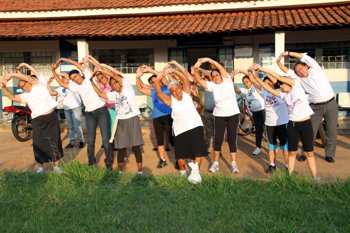 A_foto_destaca_o_chefe_do_Executivo_e_os_usurios_da_UBS_durante_exerccio_de_alongamento