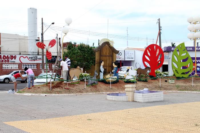 Enfeites_e_prespios_alusivos_s_raas_e_povos_que_formaram_a_cidade_de_Pereira_Barreto