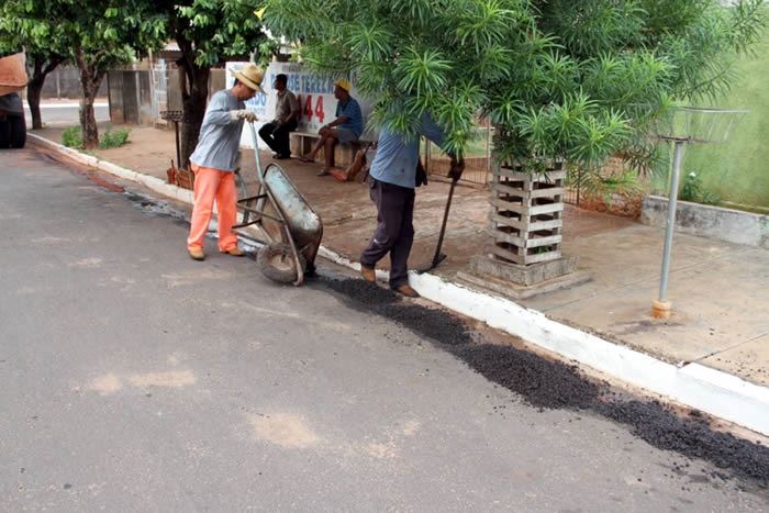 Funcionrios_da_Secretaria_de_Obras_executando_o_servio_de_recuperao_da_via