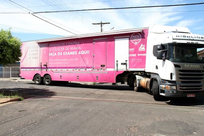 A_Carreta_estilizada_em_cor_rosa_equipada_com_dois_Mamgrafos_Digitais_de_ltima_gerao_tem__capacidade_para_atender_cerca_120_pacientes_por_dia
