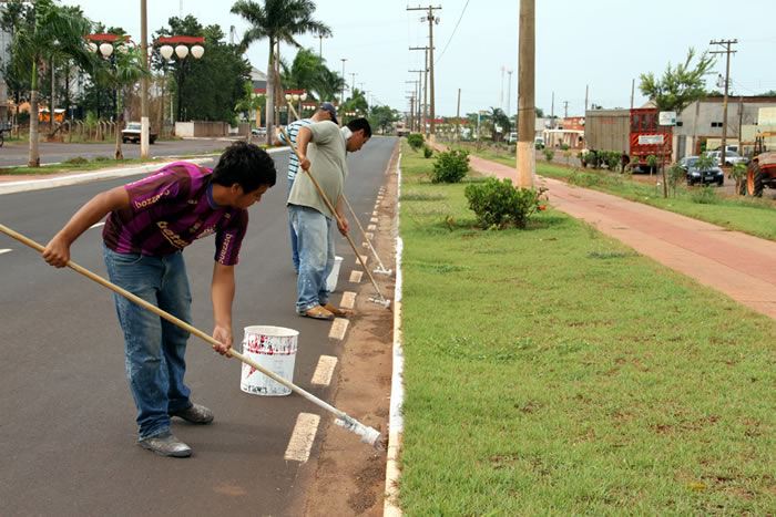Limpeza dos canteiros e a pintura de guias e marcações no asfalto para sinalização