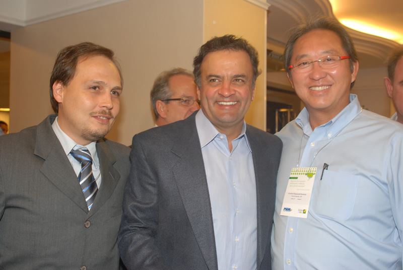 A Foto destaca o Senador Aécio Neves, Prefeito Arnaldo Enomoto e o Membro do Instituto Teotônio Vilela.