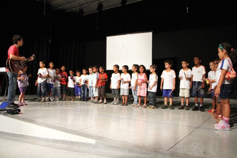 Apresentação dos Alunos da EMEI Tia Nastácia, da Escola de Tempo Integral - oficina de Musica do Projeto de Bem Com a Vida II.