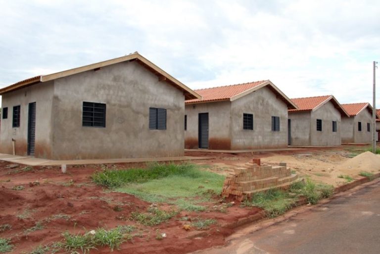 Construção de moradias populares por meio do convênio firmado entre a Prefeitura e o Ministério das cidades através do programa FNHIS - Fundo Nacional de Habitação de Interesse Social.