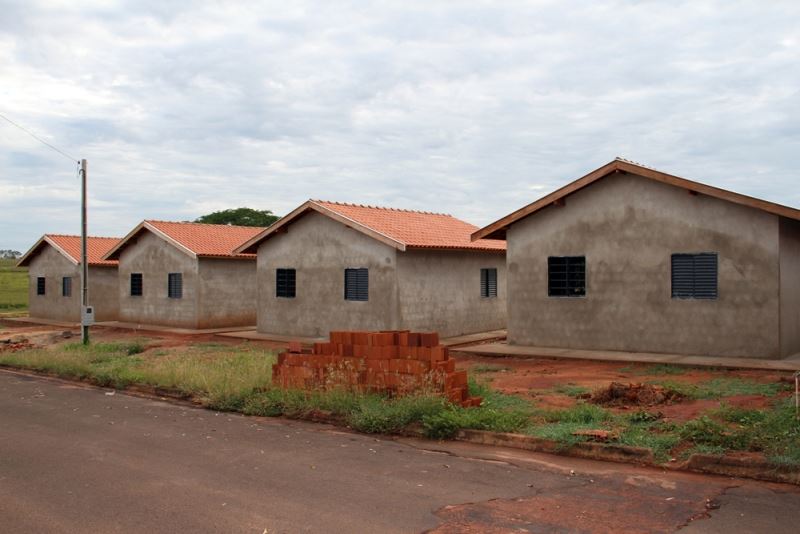 A foto destaca as quatro casas que faltavam ser edificadas.