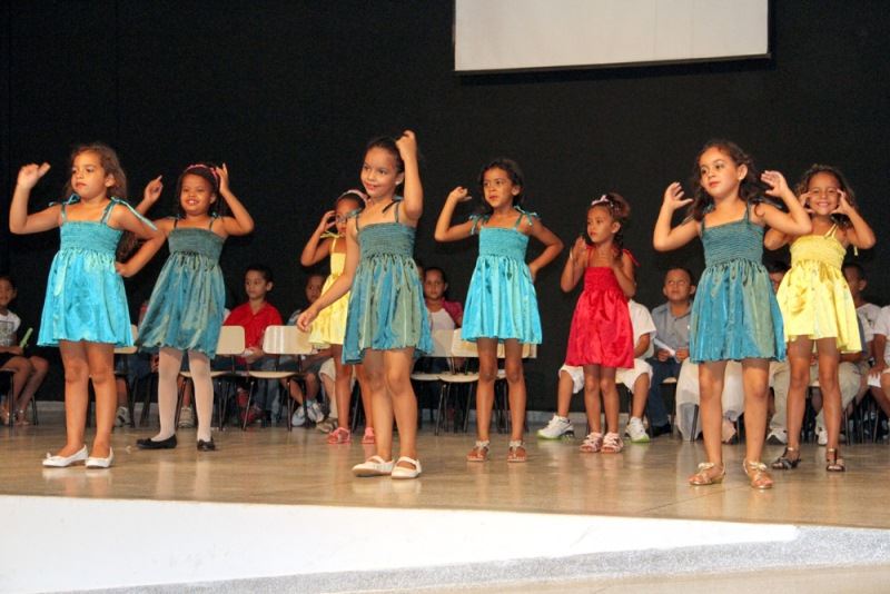 Apresentação dos alunos das Profª Dazira e Suzana, da musica: "Boneca de Lata"