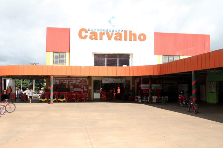 A troca de sacolas ecologicamente corretas por três quilos de alimentos não perecíveis vai acontecer no domingo (16) na área do estacionamento do Supermercado Carvalho.