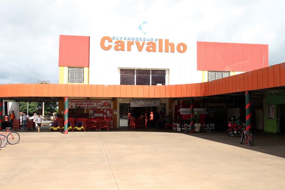 A troca de sacolas ecologicamente corretas por três quilos de alimentos não perecíveis vai acontecer no domingo (16) na área do estacionamento do Supermercado Carvalho.