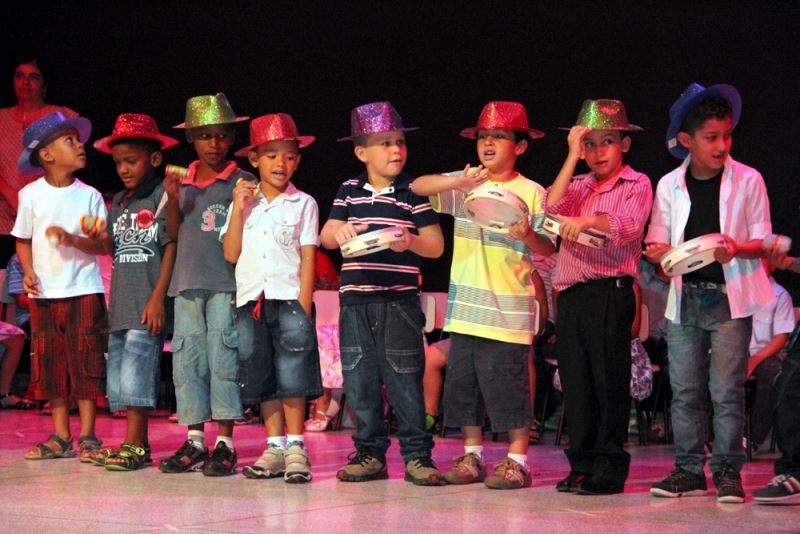 04	Os alunos durante apresentação no Palco da Casa da Cultura.