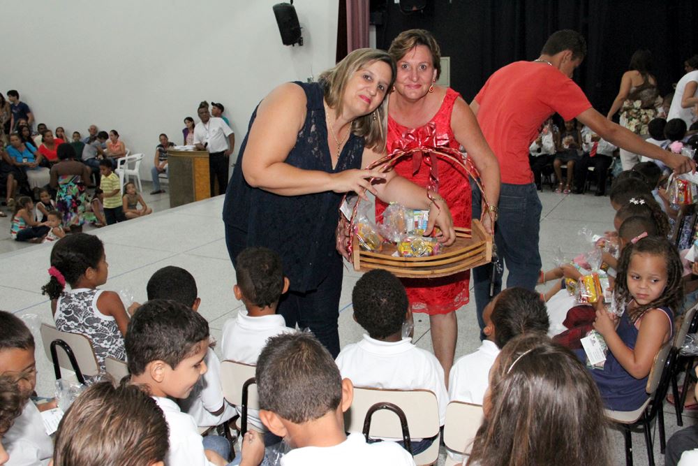 Os alunos receberam mimo oferecidos pela Merenda Escolar do Munícipio.