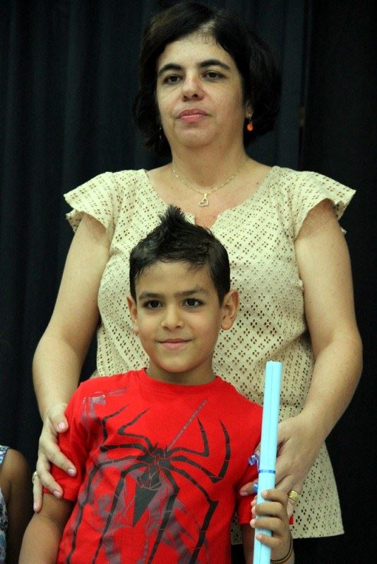 Professora Regiane durante a entrega de certificados.
