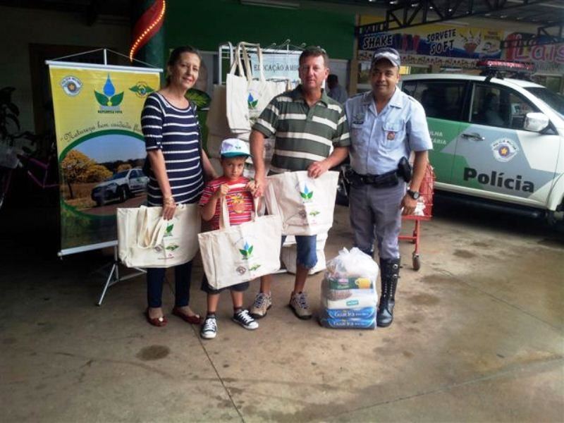 A foto destaca Sra. Ana Maria Lozi Okajima, Secretária Municipal de Desenvolvimento Social, o comerciante Aparecido Antônio Sacchi, popular Macarrão que doou cesta básica para a campanha.