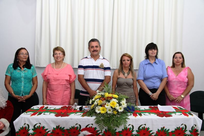 A foto destaca a Mesa Solene da Formatura da Educação Infantil.