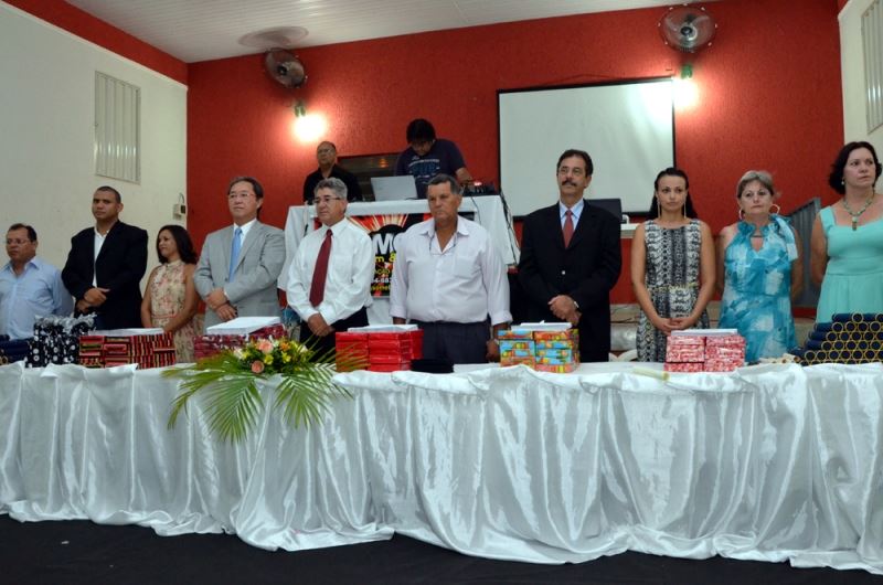 A foto destaca as autoridades e gestores da escola estadual durante o evento de formatura.