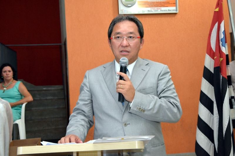 Prefeito Enomoto durante discurso.