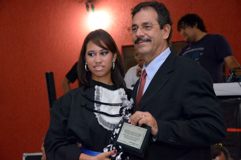 Ary Garcia Carneiro representou a Madrinha das Turmas à professora Marialba da Glória Garcia Carneiro, vice-prefeita eleita.