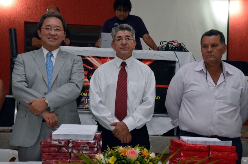 Prefeito Arnaldo Enomoto, o vice-diretor Profº Ivo Neves e o Gerente Escolar Luiz Antônio Quirino.