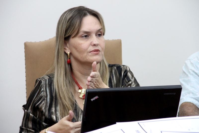 A foto destaca a Viviane da Dominium Consultoria, que presta apoio técnico para a Prefeitura Municipal.