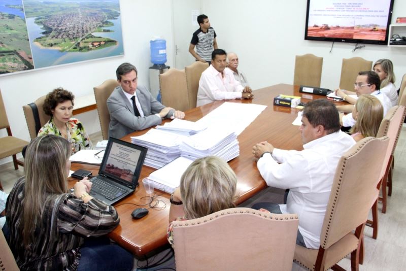 Na reunião do Conselho de Habitação, dentre os presentes estava o Promotor de Justiça Dr. Gabriel Marson Junqueira.