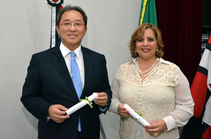 Prefeito e vice-prefeita.