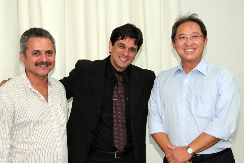 Secretário Moacir Maestro Wellington e o Prefeito Arnaldo Enomoto.