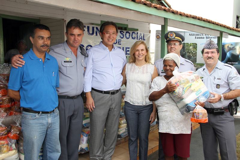 A foto destaca o proprietário do Supermercado Carvalho, parceiro na Campanha de Solidariedade.