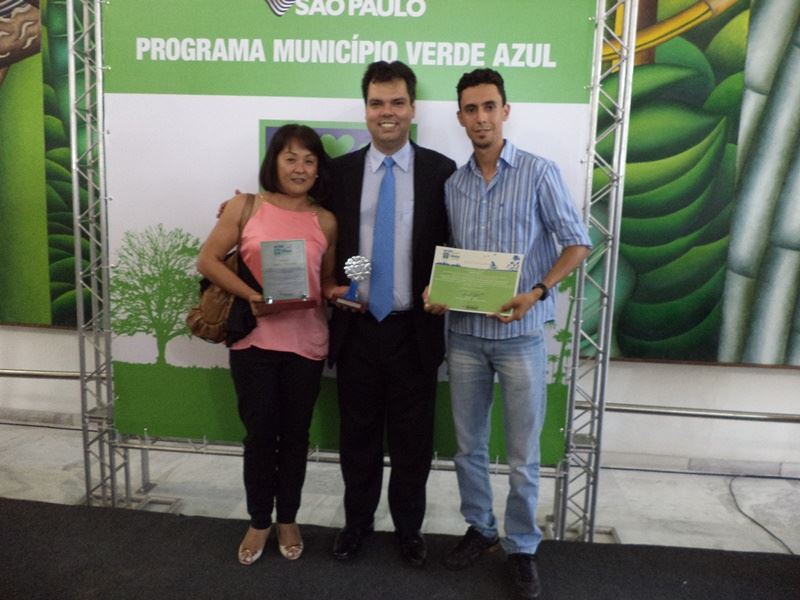 Sandra Yukie Seki Perozim (Sec. de Agricultura e Meio Ambiente Bruno Covas (Secretário Estadual de Meio Ambiente) César Gustavo da Rocha Lima (Diretor de Meio Ambiente) Prêmio "Governador André Franco Montoro" e Certificação.