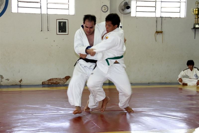 Judocas durante combate.