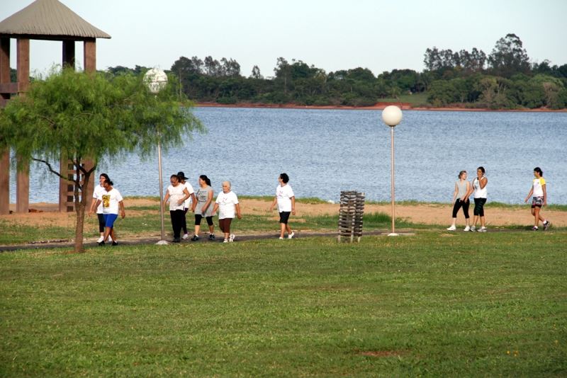 Caminhada pelo balneario municipal.