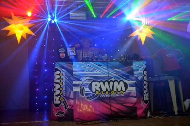A foto destaca o DJ Risada durante a realização do Baile da confraternização.