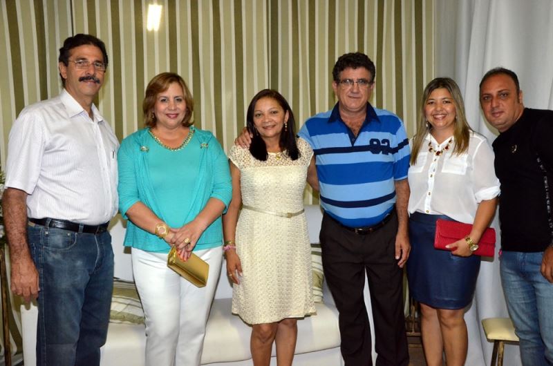 A vice-prefeita eleita, Marialba da  Glória G. Carneiro o esposo Ary Garcia Carneiro e servidores municipais.