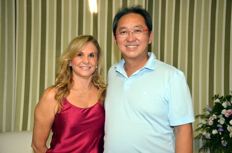 Prefeito Arnaldo com a esposa Maria José Cézar Enomoto.