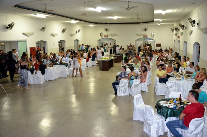 Vista geral dos participantes na confraternização dos servidores municipais.