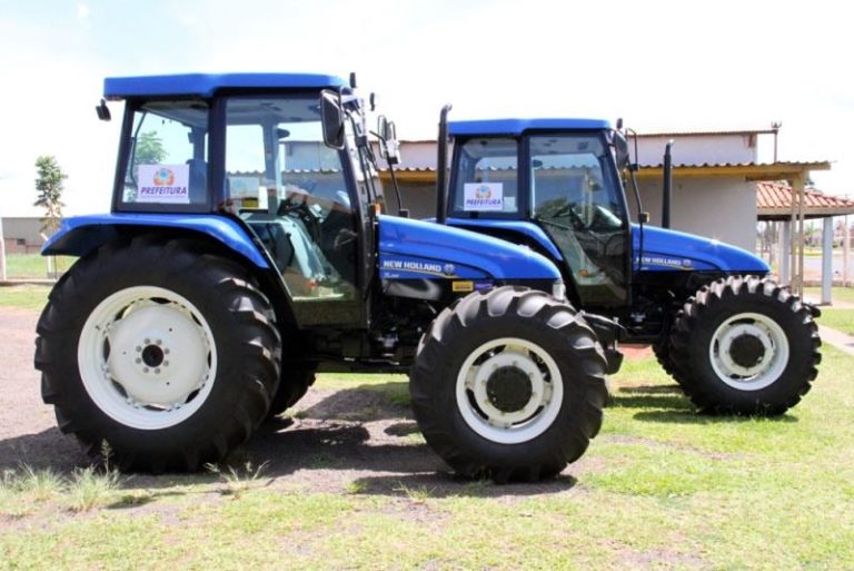 Prefeitura Municipal recebeu dois novos tratores da marca New Holland, modelo TL85E.