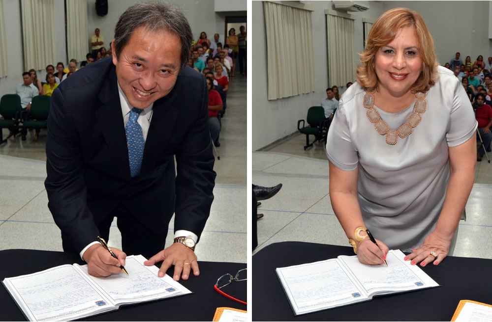 A foto destaca o Prefeito Arnaldo Enomoto e a Vice-prefeita Marialba da Glória Garcia Carneiro, assinando o Termo de Posse na Casa da Cultura.