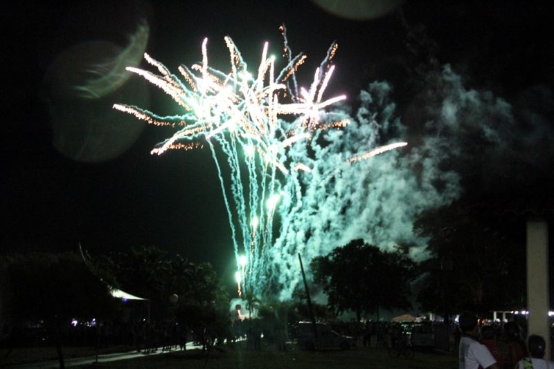 Show pirotécnico atrai milhares de espectadores em Pereira Barreto.