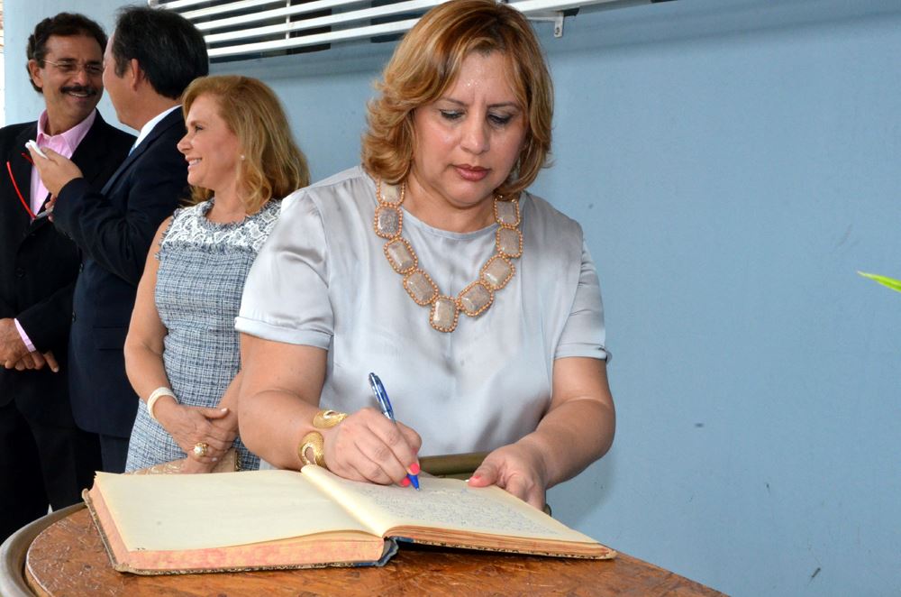 A foto destaca a Vice-prefeita Marialba da Glória Garcia Carneiro, assinando o Termo de Transmissão de Poderes e Transcrição de Diploma.