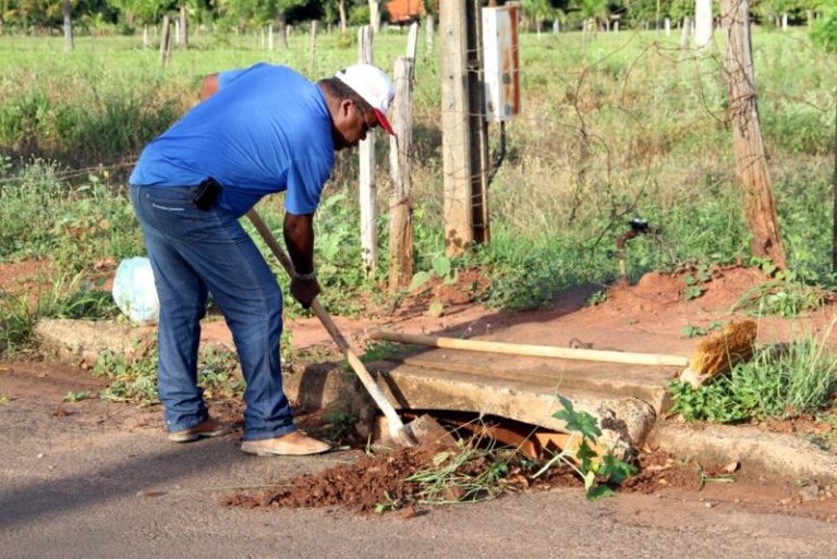 Funcionários da Prefeitura Municipal realizando limpeza na boca de lobo localizada no Jardim Oitis.