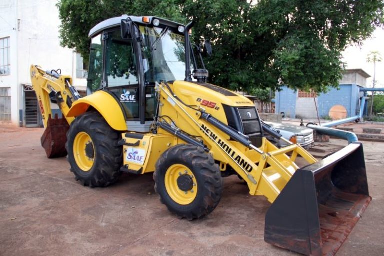 Retroescavadeira da marca New Holland, custou R$ 219 mil e foi adquirida com recursos próprios do município.