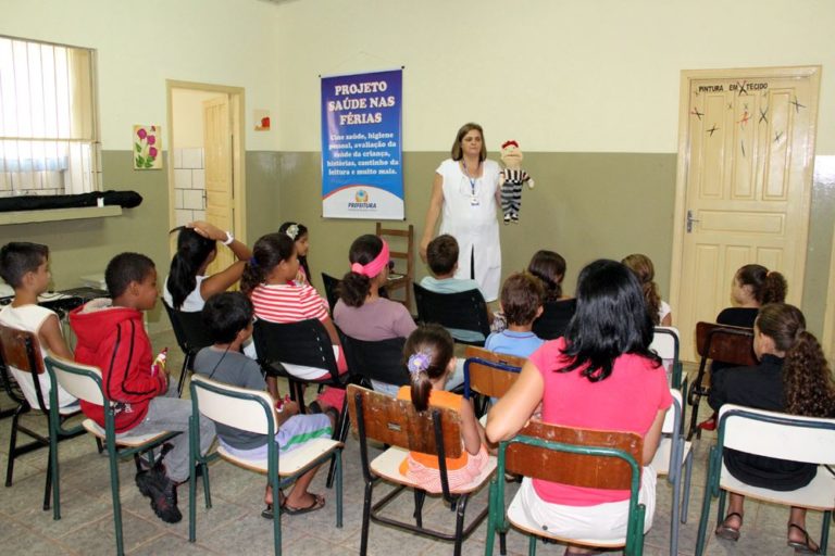 As crianças puderam se divertir com brincadeiras e entretenimento como o teatro de bonecos