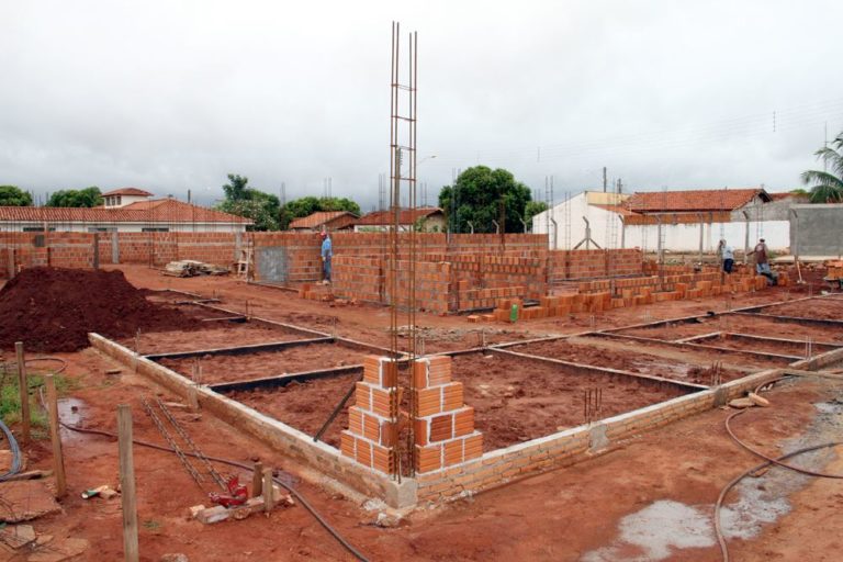 A foto destaca o alicerce e as paredes construidas da UBS